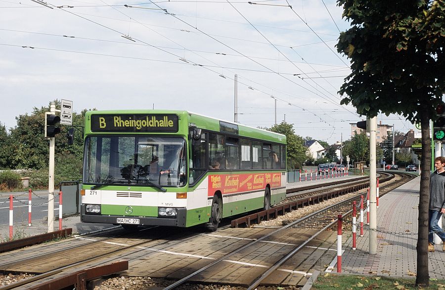 http://www.desiro.net/Spurbus-Mannheim.jpg